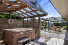 Spa and Sands - Waikanae Beach Holiday Home